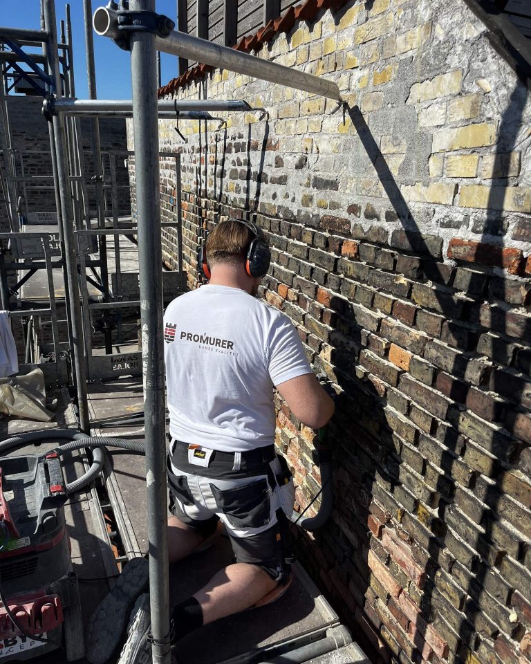 Facaderenovering af en ældre muret facade udført af murer fra Promurer