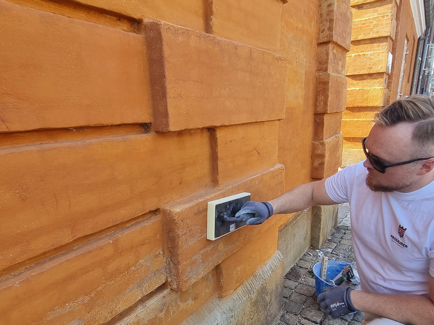 Filtsning og vandskuring, tynd kalkbehandling af en teglstensfacade fra Promurer