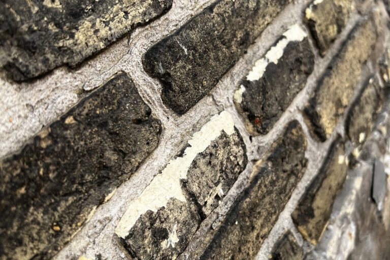 Ældre rød murstensfacade med lyse, bløde kalkfuger