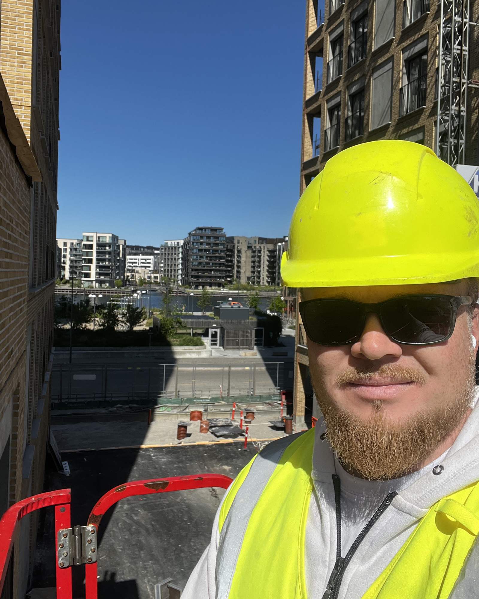 Ældre københavnsk etageejendom under facaderenovering, murer fra Promurer på stillads