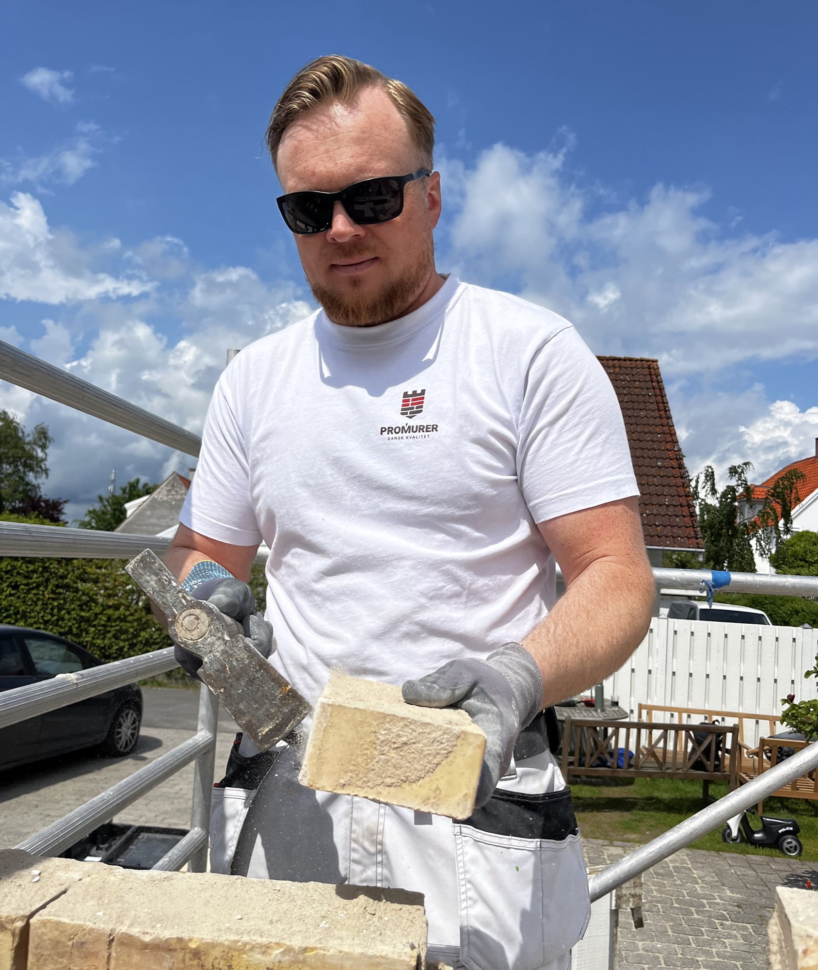 Promurers murerteam arbejder med traditionelt håndværk på en ældre teglfacade på Sjælland