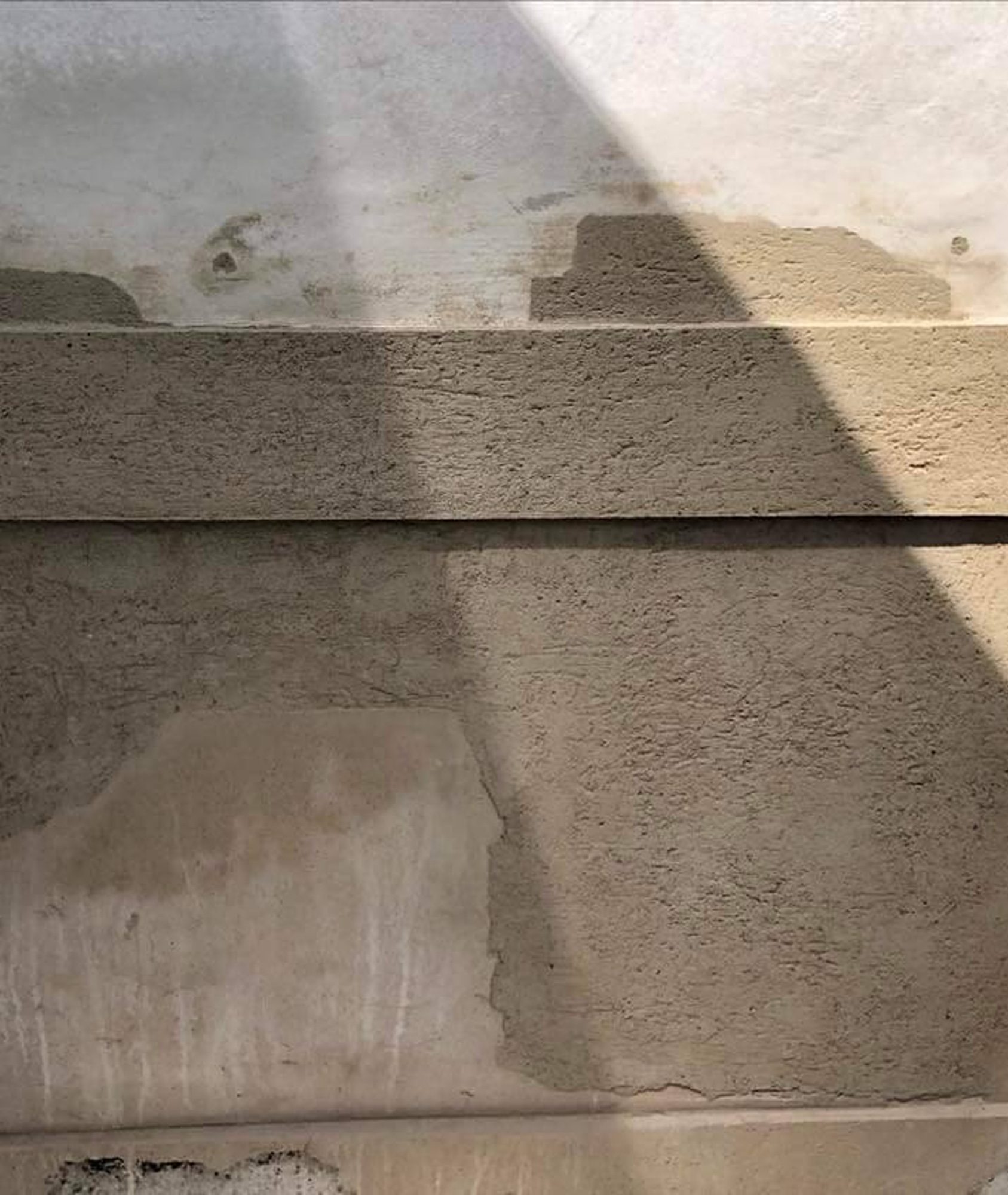 Murer fra Promurer udfører facadepuds med kalkpuds på en facade
