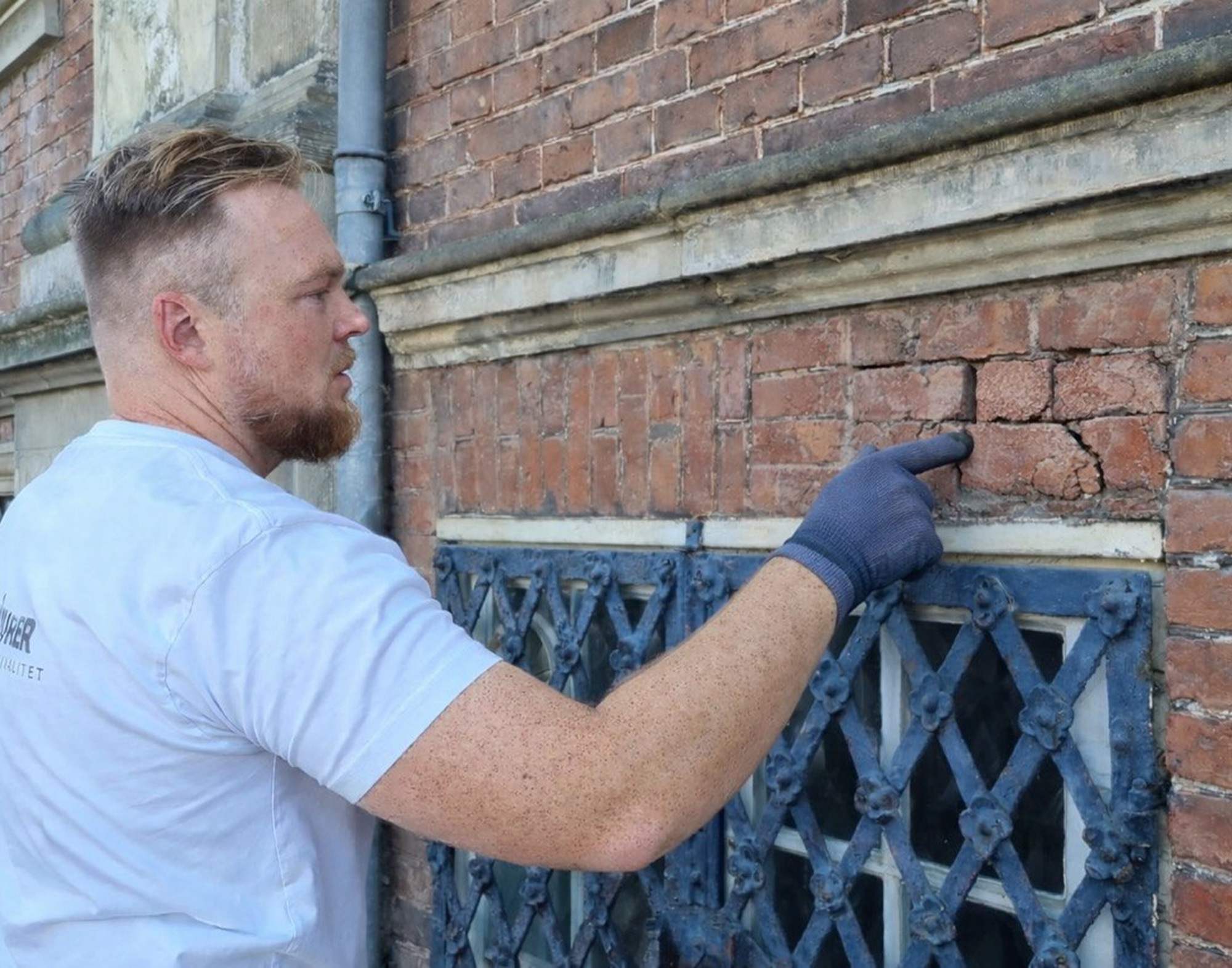 Murer fra Promurer arbejder på facaden af en ældre, historisk bygning