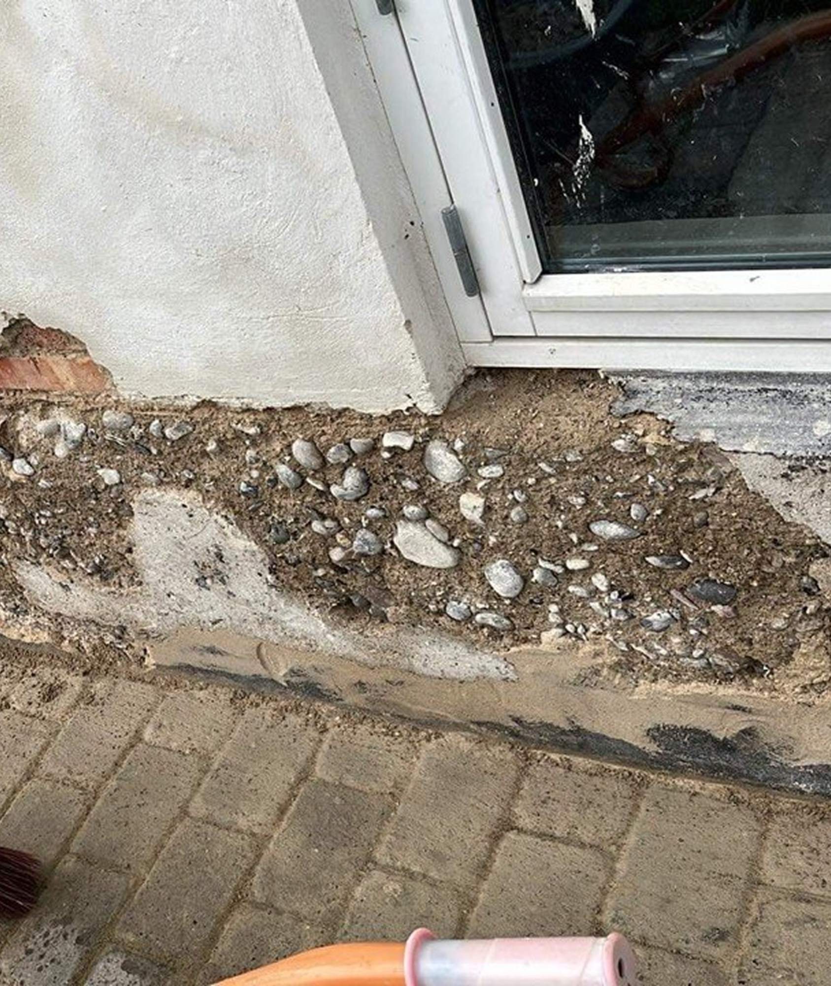 Murer fra Promurer pudser soklen på en facade